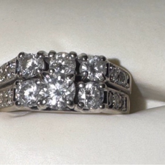 Elegant Diamond Wedding Set - Picture 4 of 16